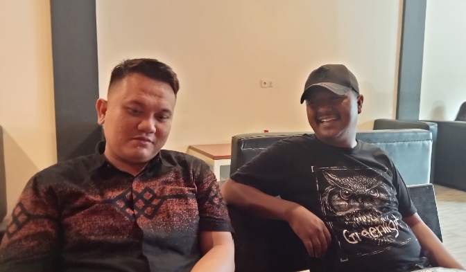 Foto : Kepala Bidang Lingkungan Pengurus Pusat Barisan Muda Riau (PP-BMR) Fridho Mandala (Kiri) Bersama Ketua Koni Pekanbaru Muhammad Yasir (Kanan) Ketika Sedang Berdiskusi
