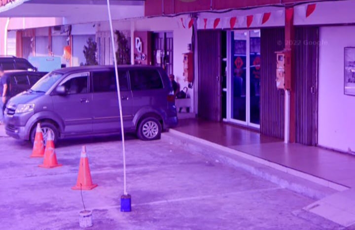 (Foto Dok Istimewa) Dengan Mobil Warna Silver Abu-Abu, Rokok di belakang mobil itu tepat di depan teras Yayasan I Link Batam, dilakukan pembagian uang tunainya
