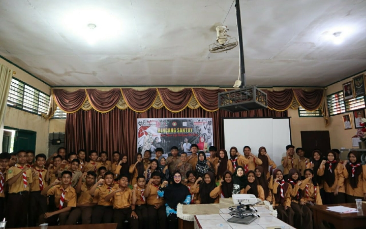 PGRI dan SMPN 1 Pangkalan Kerinci Adakan Layanan Konseling, Fatriani Youtuber Pelalawan Menjadi Narasumber Foto Dok Istimewa (Fatriani dan Siswa SMPN 1 Pangkalan Kerinci )