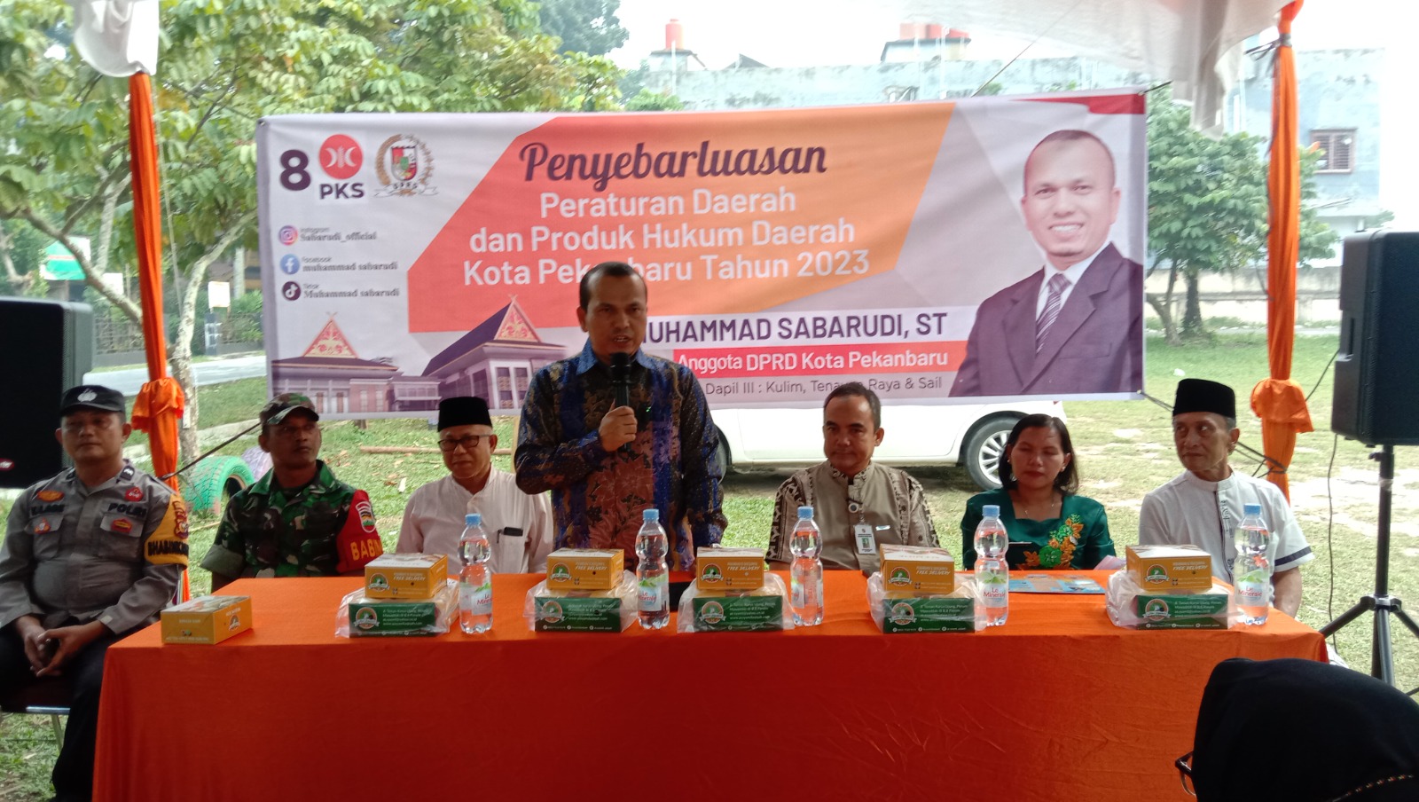 Ketua DPRD Kota Pekanbaru M Sabarudi ST saat mensosialisasikan Perda di RT 01 RW 08