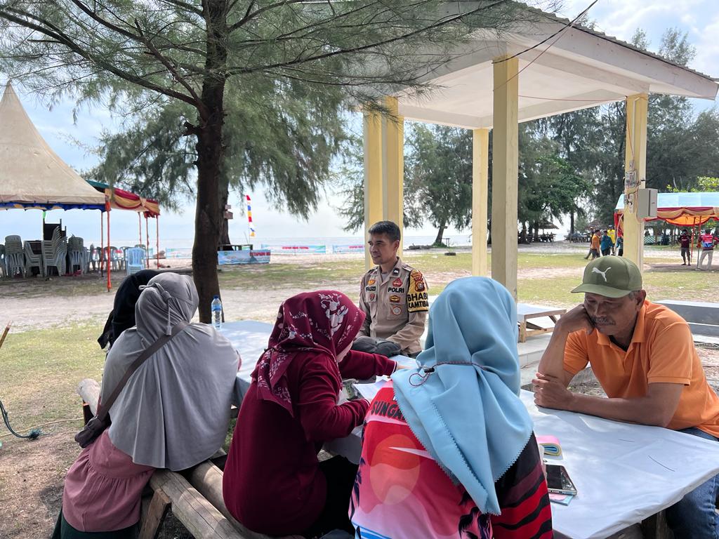 Ketapang Beach Festival Menjadi Ajang Bhabin Aipda Fauzi Menghimbau Pengunjung Untuk Menciptakan Pemilu 2024 Aman dan Damai