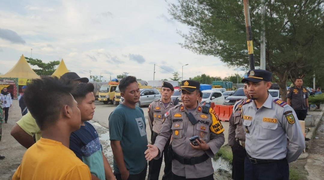 Kapolsek Rupat dan Petugas Pos Pelayanan Ops Lilin 2023 Roro Rupat lakukan Cooling Sytem Pemilu Aman dan Damai kepada Penumpang