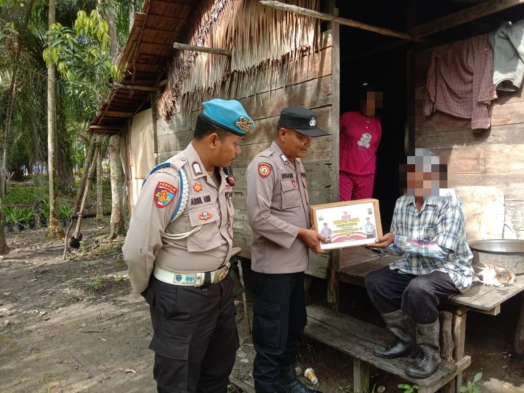 Polsek Rupat berikan Bantuan paket sembako sembari Sosialisasikan Pemilu Damai