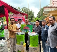 Bupati H Zukri dan Anggota DPRD Pelalawan Serahkan Bantuan Pupuk Gratis dan Alat Perkebunan