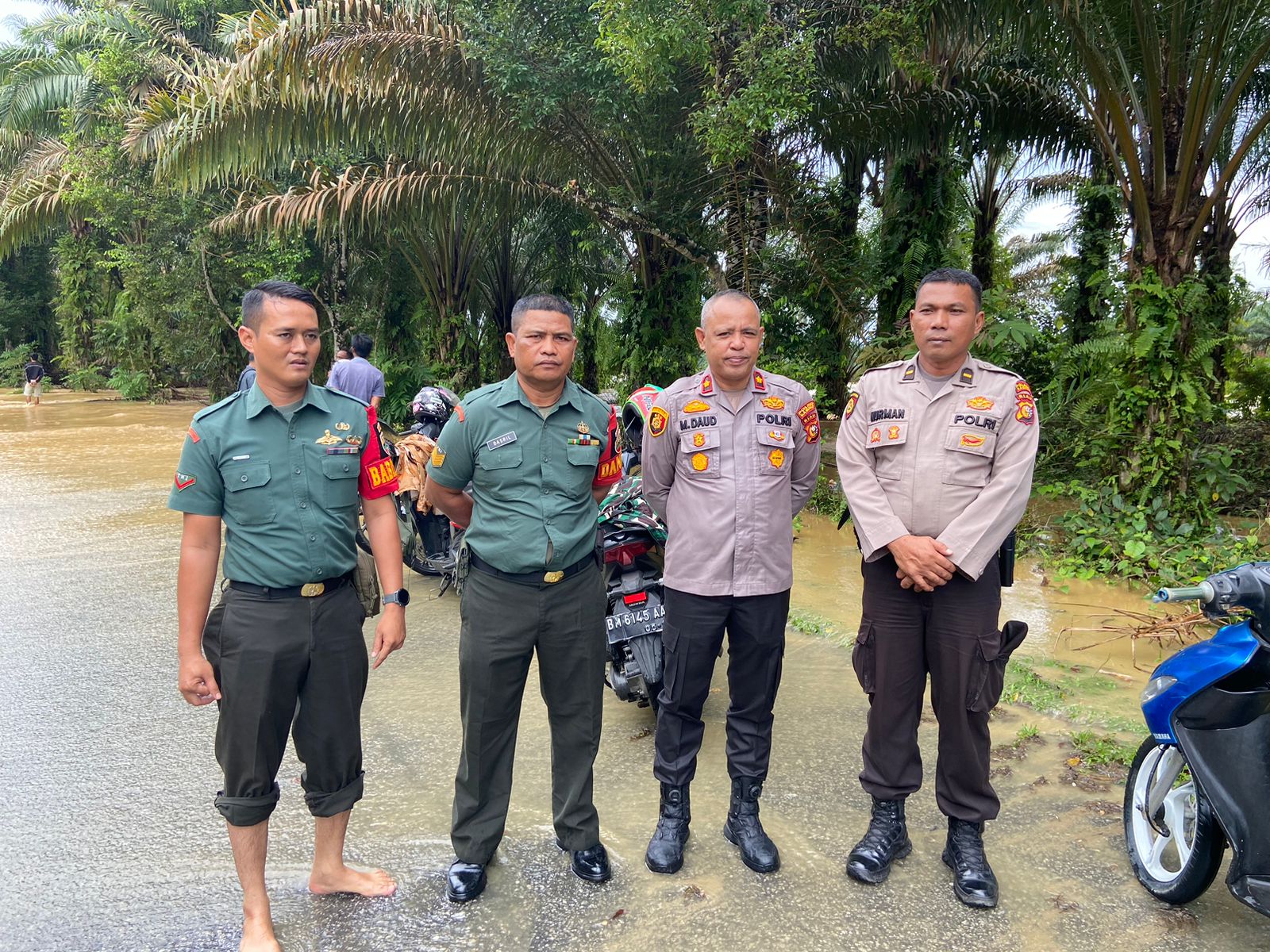 Kapolsek Kampar Kiri Pantau Kondisi Warga Terdampak Banjir Kapolsek Kampar Kiri turun langsung melihat kondisi yang berdampak banjir.