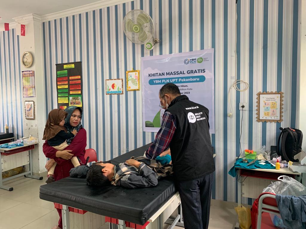 Momen Liburan Sekolah, YBM PLN UPT Pekanbaru dan IZI Riau Gelar Program Khitan Massal Gratis Momen libur sekolah, tampak hadir anak-anak untuk mengikuti khitan massal.