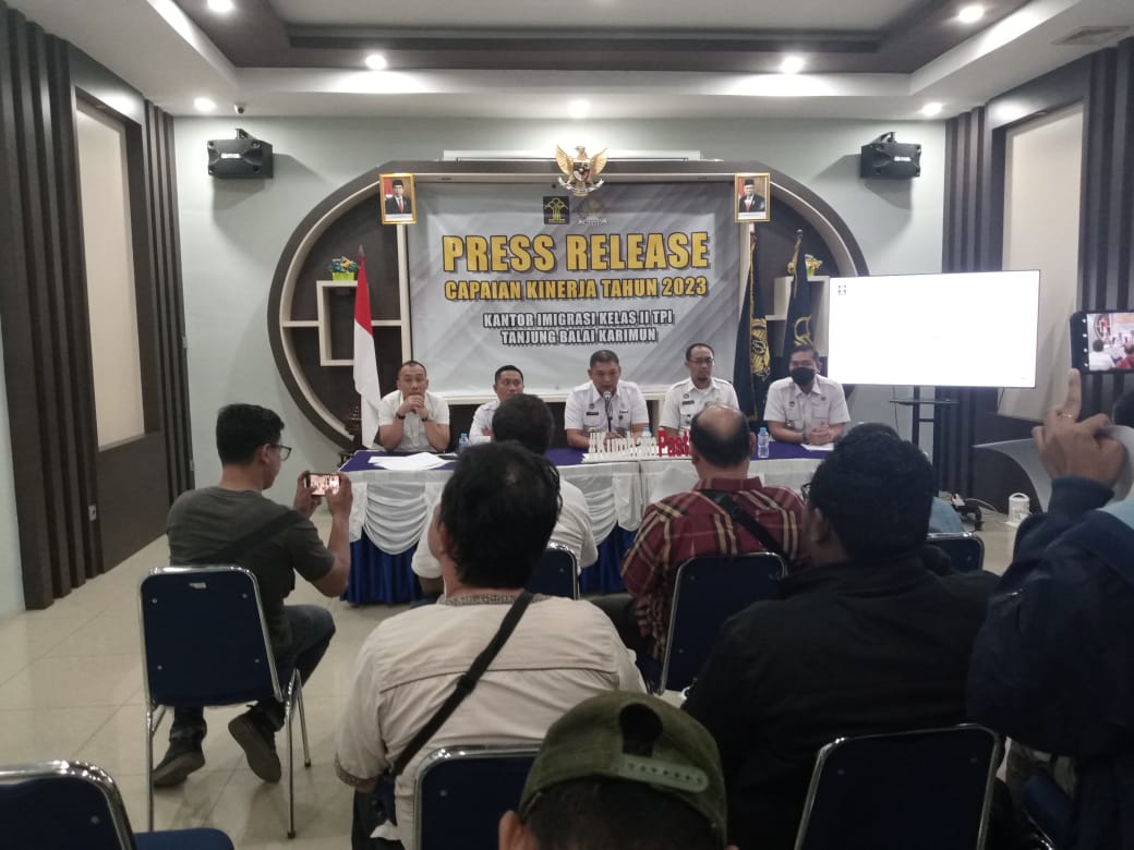 Zulmanur Arif pimpin langsung kegiatan press release terkait capaian kinerja selama tahun 2023 di kantor Imigrasi Kelas 11 TPI Tanjung Balai Karimun.