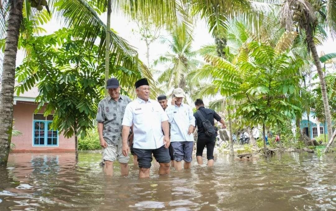 Gerak Cepat, Pemda Kampar Terapkan Tanggap Darurat Bencana Banjir Plh. Sekda Kampar Drs. H. Yusri, M.Si beserta jajarannya meninjau langsung korban yang terdampak banjir Desa Gobah dan Desa Padang Luas.