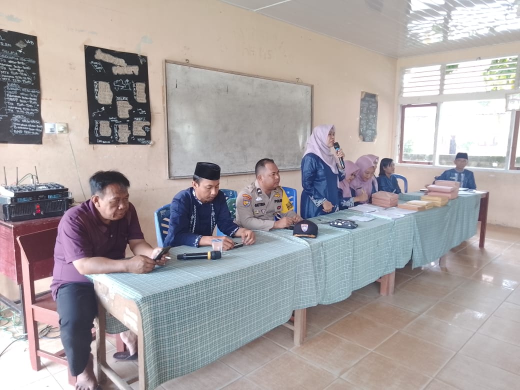Kapolsek Kampar Kiri, Kompol. Mhd Daud melalui Bhabinkamtibmas Desa Gunung Sari dan Gunung Mulya, Aipda Getra tampak hadir dal kegiatan Cooling System guna ciptakan Harkamtibmas menjelang Pemilu 2024.