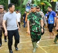 Pj Bupati Kampar Bersama Rombongan Tinjau Lokasi Banjir Sekaligus Berikan Bantuan
