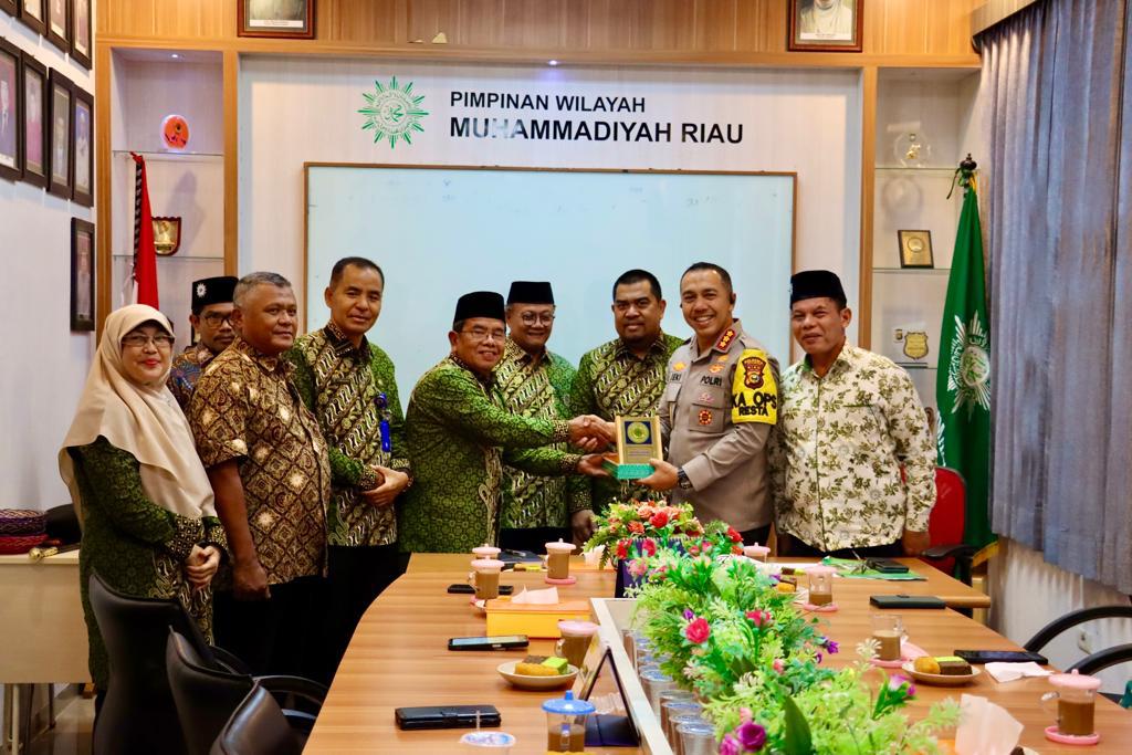Kapolresta Pekanbaru, Kombes Pol Jeki Rahmat Mustika SIK tampak rangkul PW Muhammadiyah untuk jaga Kamtibmas.