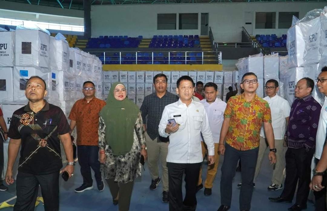 Persiapan Pemilu 2024, Pj Bupati Kampar Bersama Stakeholder Tinjau Gudang Kotak Suara Pj Bupati Kampar Hambali SE.,MH bersama rombongan turun untuk meninjau langsung gudang kotak suara di gedung sport centre Bangkinang Kota.