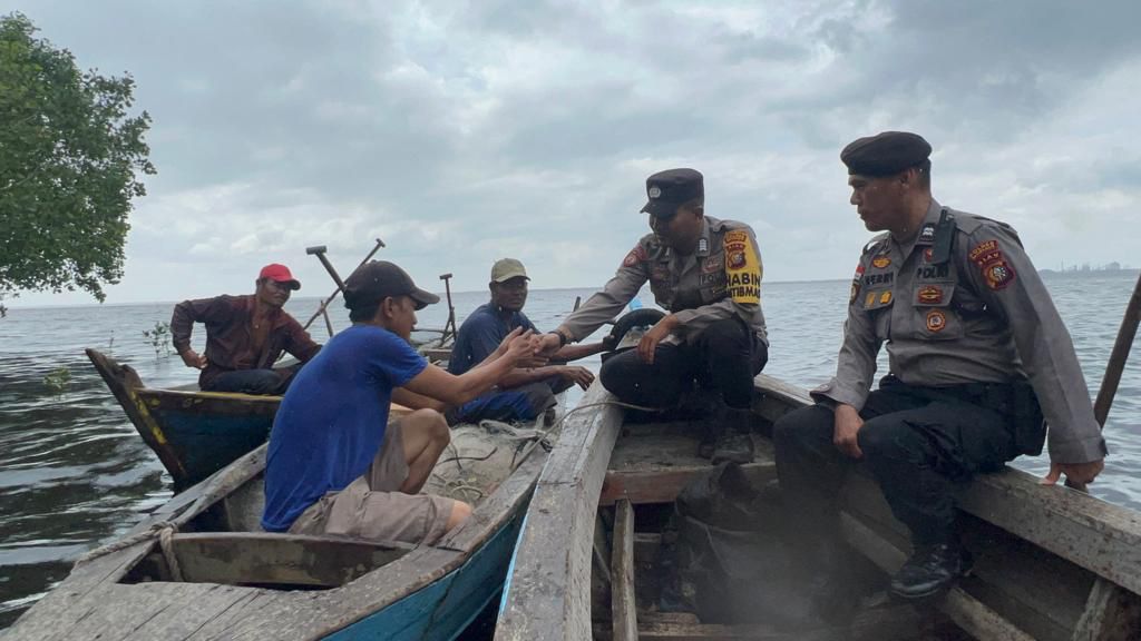 Sampaikan Pesan Pemilu Damai, Bhabin Polsek Rupat Bripka Angga Temui Langsung Nelayan di Laut Tampak Polsek Rupat Bripka Angga Bayu Pratama bersama para nelayan jalin silaturahmi yang erat.