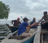 Sampaikan Pesan Pemilu Damai, Bhabin Polsek Rupat Bripka Angga Temui Langsung Nelayan di Laut