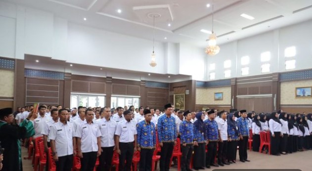 Bupati Karimun Aunur Rafiq Serahkan SK Pegawai PPPK dan PNS Proses pelantikan dan pengambilan SK Pegawai PPPK dan PNS.