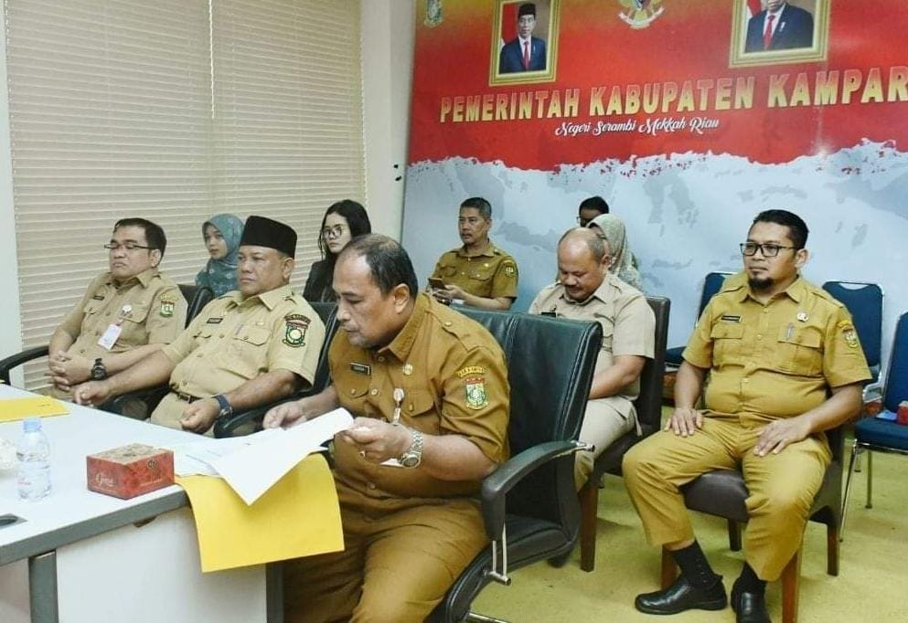 Bersama Kemendagri RI, PJ Bupati Kampar Ikuti Rakor Inflasi Secara Virtual Pj. Sekretaris Daerah Drs.Yusri M.Si bersama rombongan fokus mendengarkan rakor melalui zoom meeting.
