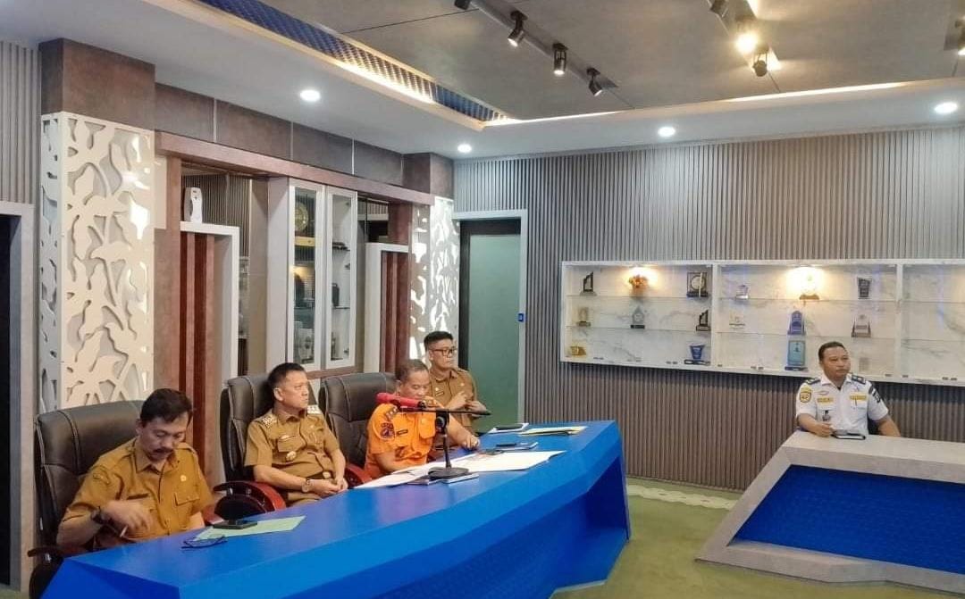 Melalui zoom meeting, Pj Bupati Kampar ikuti rakor terkait penanganan banjir.