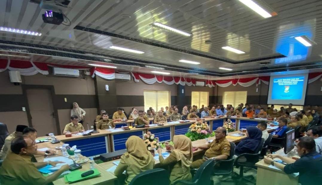 Pj Bupati bersama para OPD di lingkungan pemerintah daerah ikuti rapat evaluasi pembangunan dan persiapan anggaran tahun 2024.