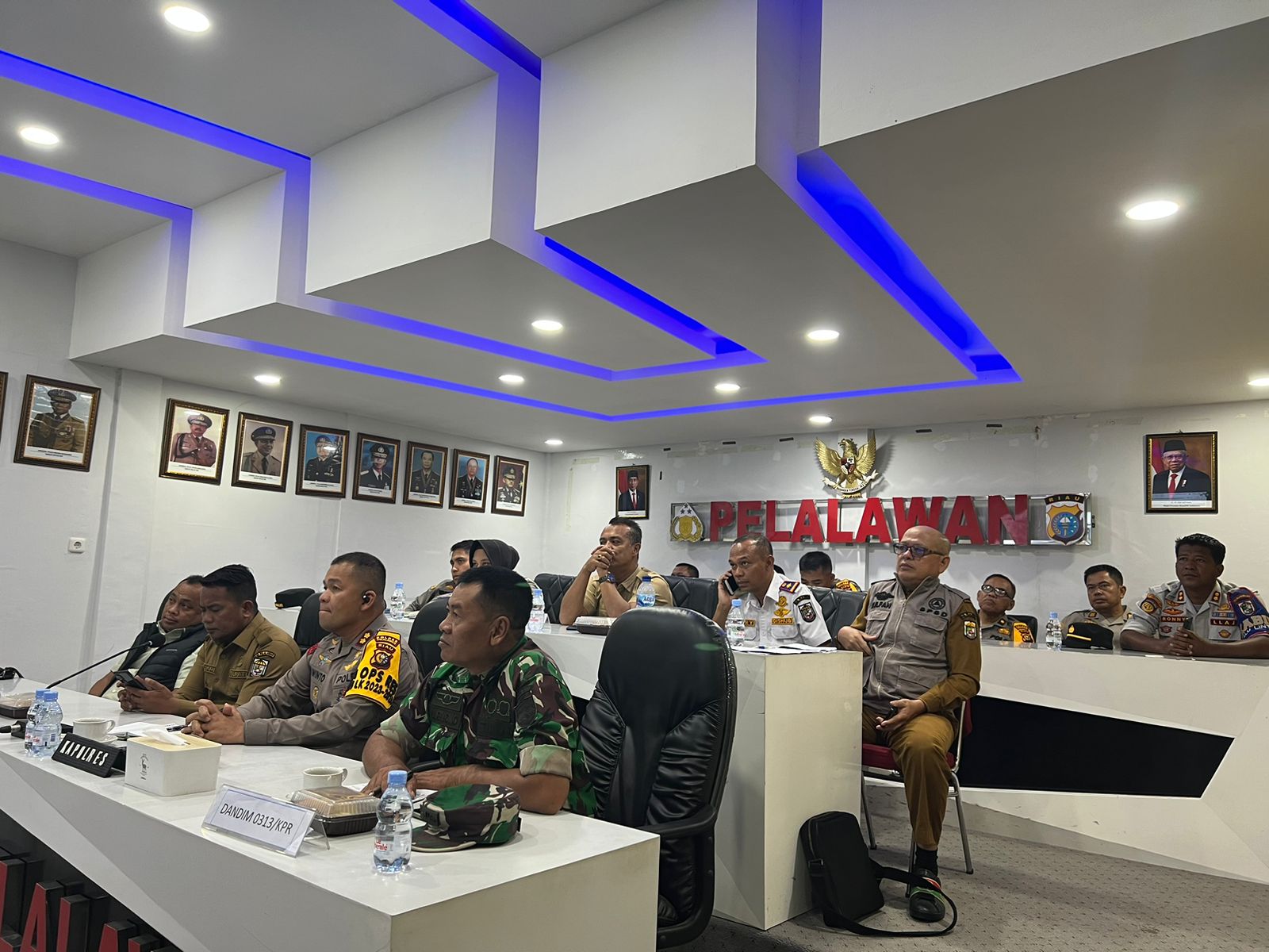 Bupati Pelalawan H. Zukri SE bersama rombongan tampak mengikuti Video Confrense dengan Forkopimda Riau. 