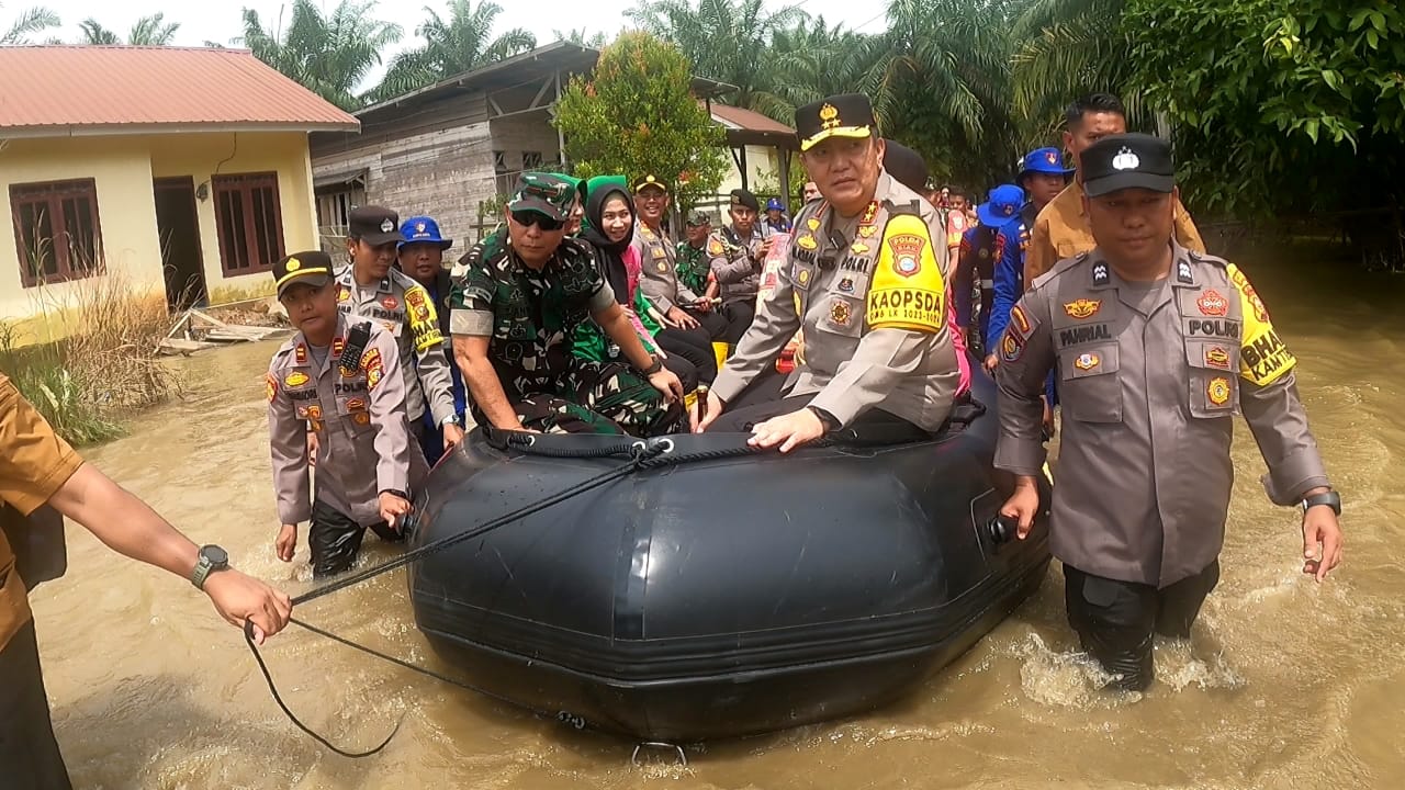 Danrem 031/WB, Brigjen TNI Dany Rakca Andalasawan S.A.P., M.Han dan Kapolda Riau Irjen Pol Muhamad Iqbal menulusuri banjir agar melihat korban yang terdampak banjir.