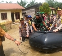 Danrem 031/WB Bersama Kapolda Riau Salurkan Bantuan Kepada Korban Banjir