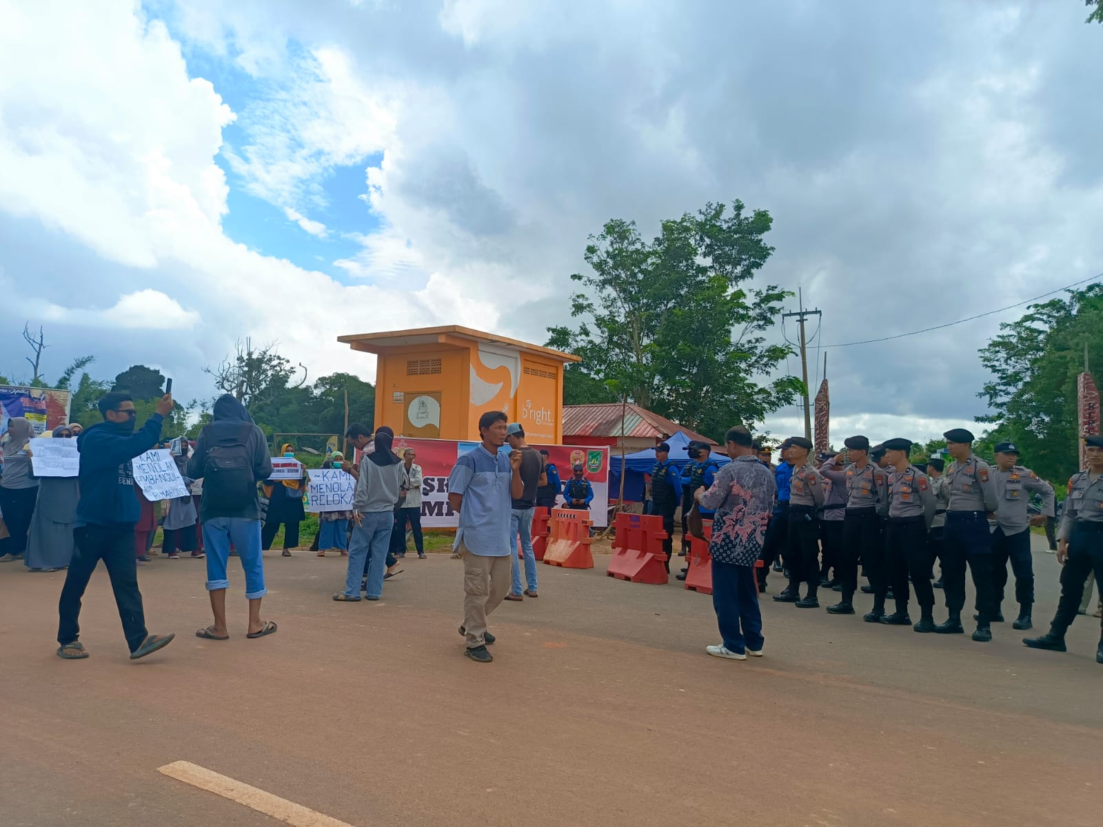Buntut Perpres 78 Tahun 2023, Warga Rempang Menolak Pembangunan Rumah Relokasi Masyarakat kembali melakukan aksi penolakan terkait peletakan batu pertama contoh rumah masyarakat yang terdampak dari proyek Rempang Eco-City.