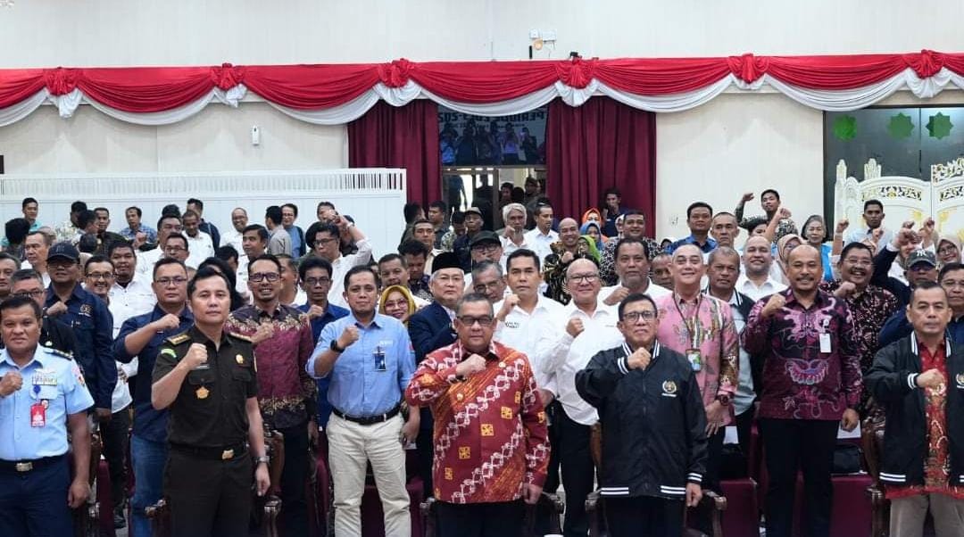 Pj Sekda Kabupaten Kampar Drs. H. Yusri, M.Si menghadiri acara pelantikan Pengurus Persatuan Wartawan Indonesia (PWI) Provinsi Riau periode 2023-2028 yang berlangsung di Balai Serindit Jalan Diponegoro Pekanbaru, Kamis (11/01/2024).