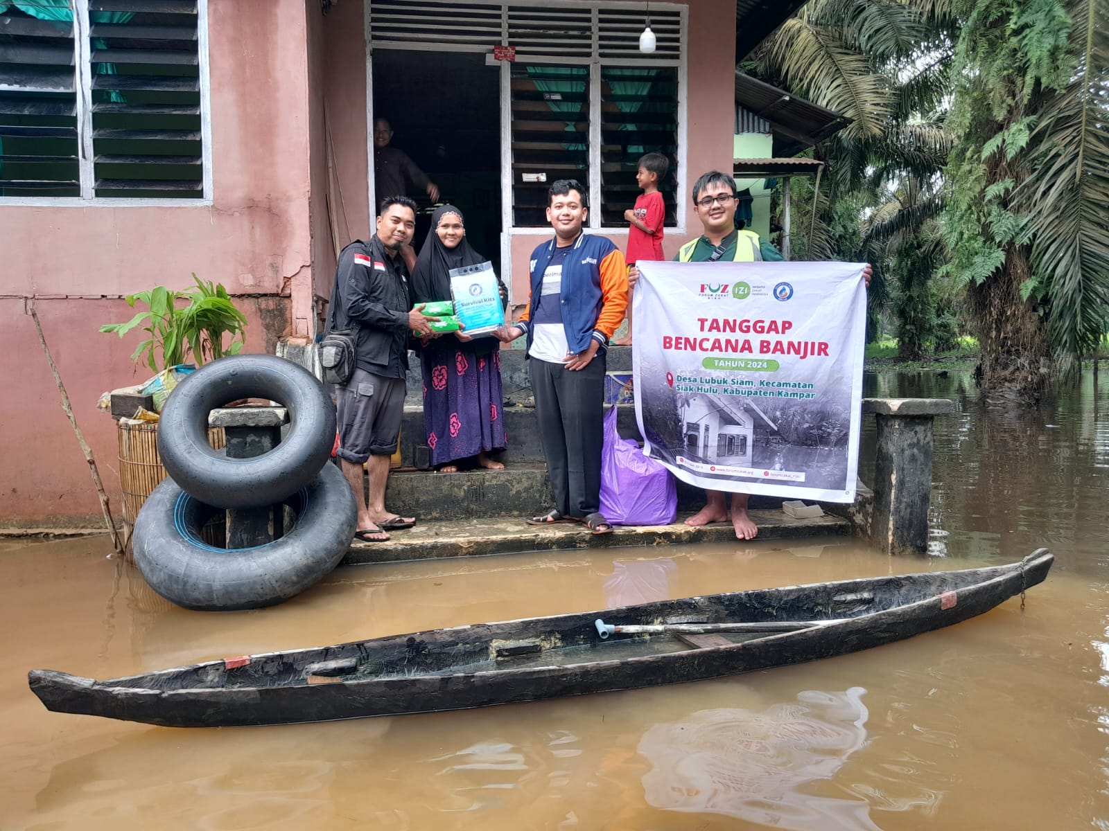 YBM BRIlian Bersama IZI Riau Salurkan Bantuan Sosial Kepada Masyarakat yang Terdampak Banjir YBM BRIlian bersama Inisiatif Zakat Indonesia (IZI) perwakilan Riau menyalurkan bantuan survival kits dan makanan siap saji di Desa Lubuk Siam, Kecamatan Siak Hulu, Kampar.