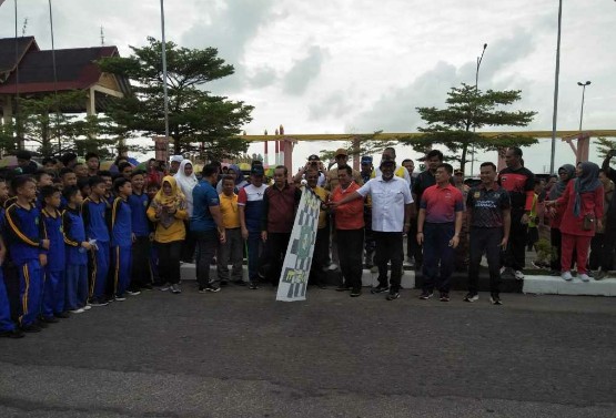 Meriahkan HUT PGRI Ke 78, Gubernur Kepri Lepas Gerak Jalan Santai di Costal Area Pelepasan gerak jalan santai langsung dilakukan oleh Gubernur Kepri H.Ansar Ahmad SE.MN dalam rangka memperingati HUT PGRI ke 78 yang bertempat di Costal Area Kabupaten Karimun.