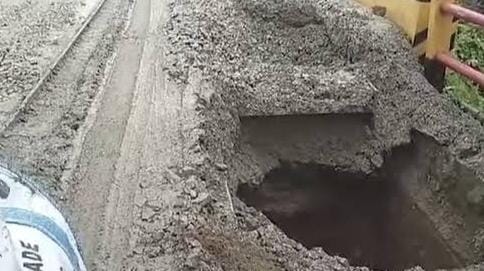 Jembatan Sei Solok Amblas Akibat Arus Banjir Kondisi jembatan Sei Solok Amblas.
