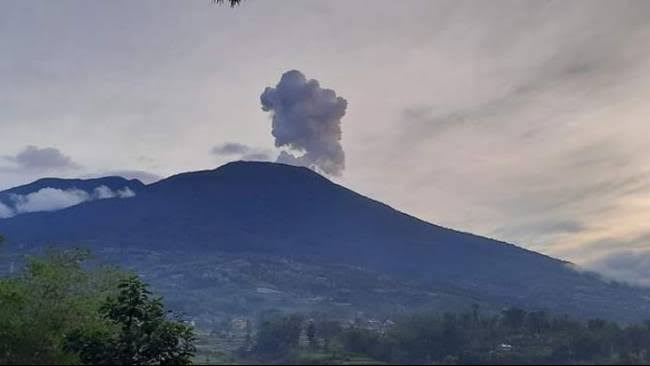 Gunung Marapi Sumatera Barat kembali meletus pada pagi ini sekira pukul 06.21 Wib.