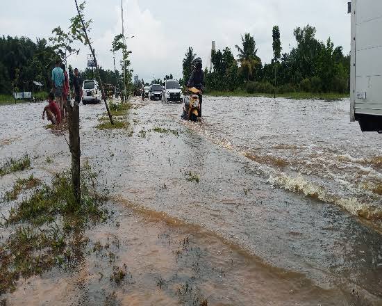Debit air banjir akibat curah hujan semakin tinggi di wilayah jalan Jembatan Siak 4 Pekanbaru menuju Rumbai.