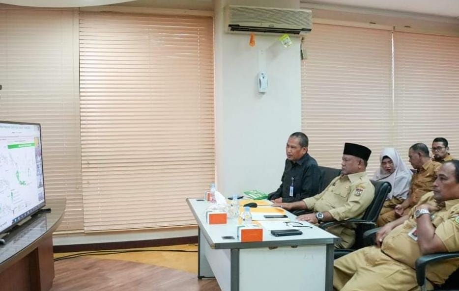Pemda Kampar Prioritaskan Program Pusat Terkait Pasokan Pangan Pj Sekda Kampar Drs. Yusri, MM bersama rombongan terlihat mengikuti rakor dari Kemendagri terkait pasokan pangan.