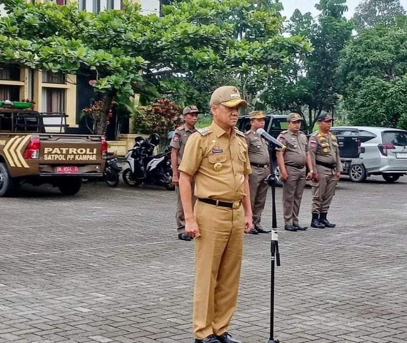 Pj Bupati Kampar pimpin apel pagi di Mako Satpol PP Kampar.