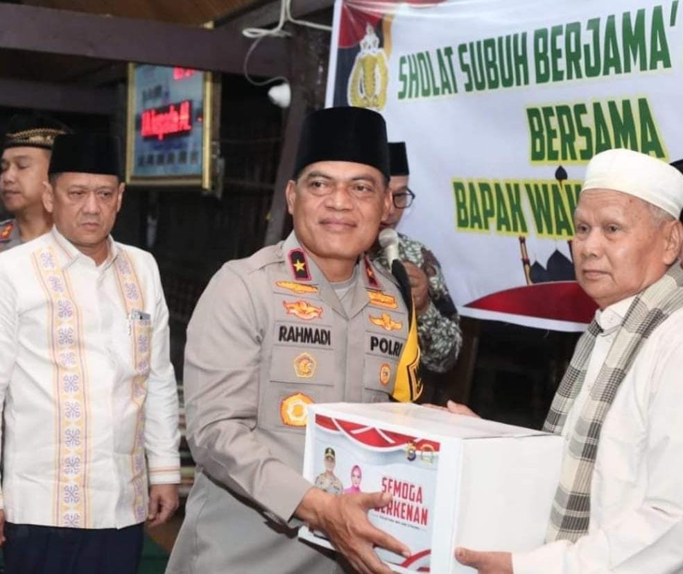 Wakapolda Riau Didampingi Pj Bupati Kampar Gelar Shalat Subuh Berjamaah Sekaligus Penyerahan Bantuan Wakapolda yang didampingi Pj Bupati Kampar salurkan bantuan kepada Mesjid Jami' Air Tiris