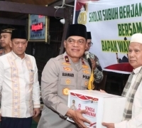 Wakapolda Riau Didampingi Pj Bupati Kampar Gelar Shalat Subuh Berjamaah Sekaligus Penyerahan Bantuan