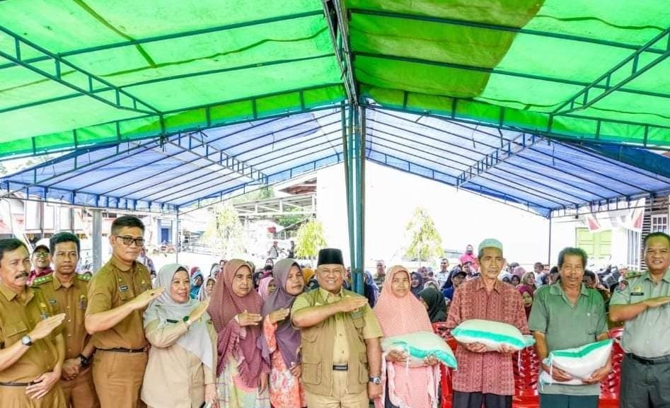 Kepada Korban Banjir, Pj Sekda Kampar Salurkan Bantuan