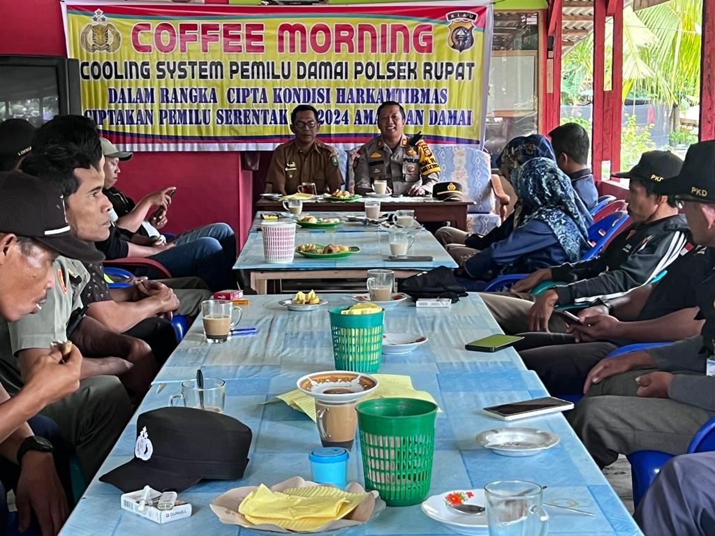 Polsek Rupat Dalam Rangka Colling System dan Ciptakan Harkamtibmas Pemilu Serentak Rahun 2024 Aman dan Damai di Desa Parit Kebumen Kecamatan Rupat Kegiatan coffe morning bersama Polsek Rupat.