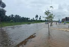 Kondisi terkini genangan air di Jalan Sudirman Ujung Pekanbaru.