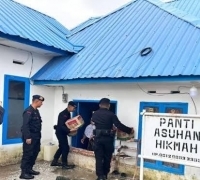 Akibat Banjir, Brimob Salurkan Bantuan Sosial Kepada Panti Asuhan Hikmah