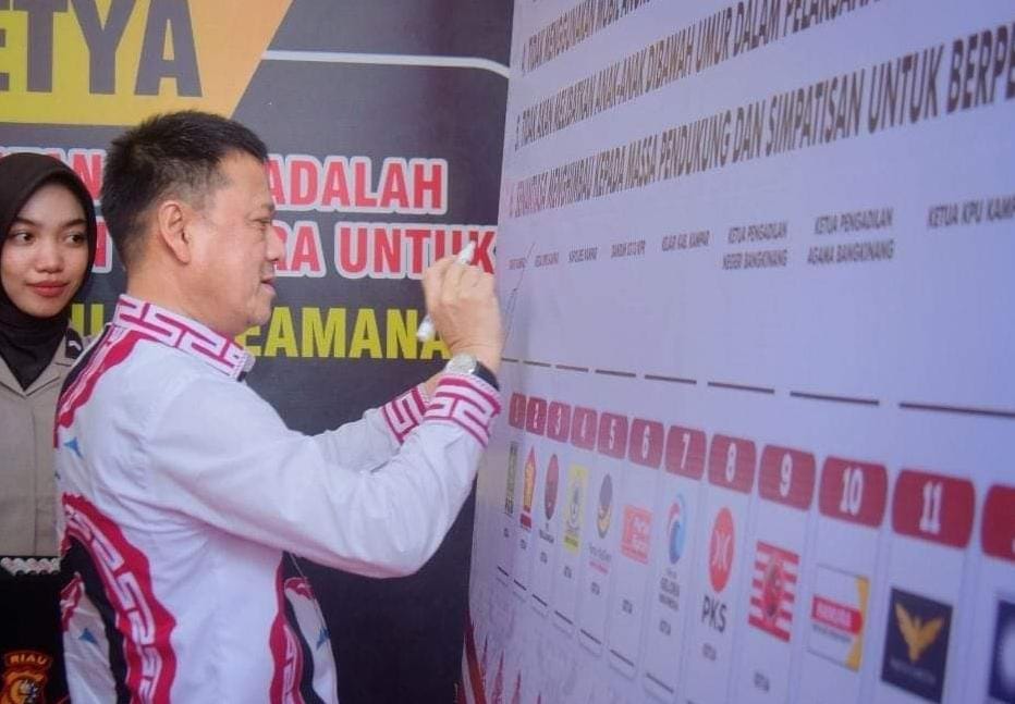 Pj Bupati Kampar Tandatangani Deklarasi Pemilu Damai Berlalu Lintas Pj Bupati Kampar Tandatangani Deklarasi Pemilu Damai Berlalu Lintas.
