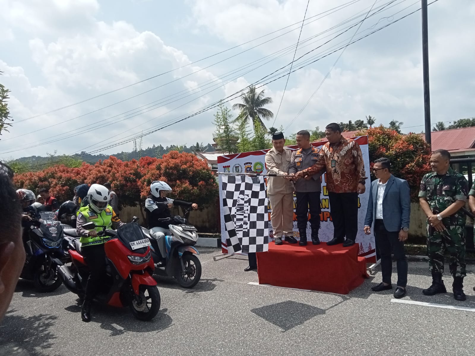 Kapolres Kampar AKBP Ronald Sumaja memimpin langsung deklarasi tertib berlalulintas untuk mewujudkan pemilu damai yang berkeselamatan 2024 di wilayah Kabupaten Kampar.