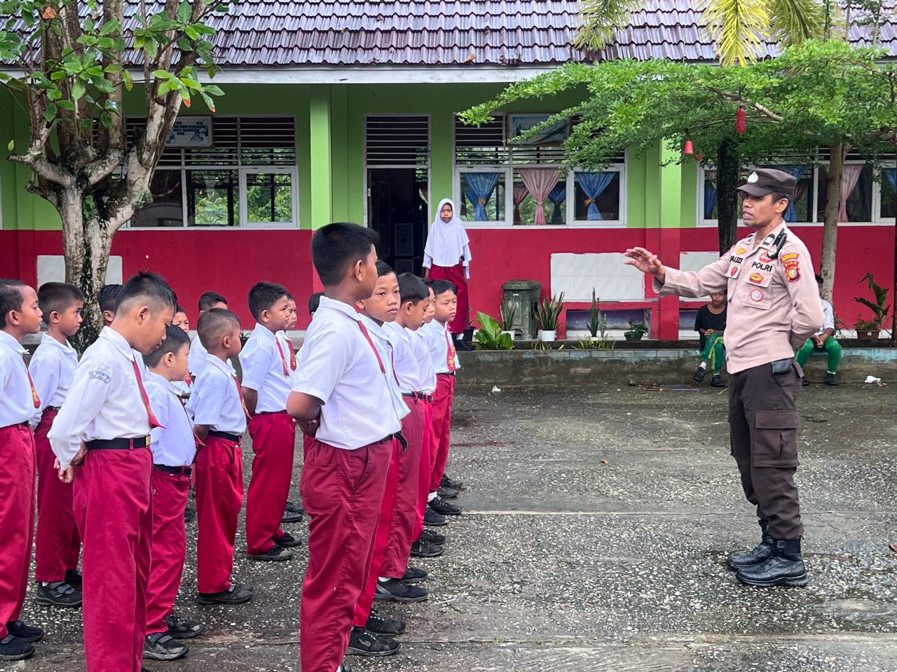 Polsek Rupat berikan edukasi kepada siswa/i di SDN 017 Kelurahan Terkul Kecamatan Rupat Kabupaten Bengkalis.