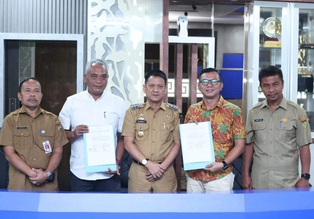 Melalui Penandatanganan MoU, Hambali Harap Tingkatkan Kerjasama Dalam Pengawasan Pemilu Didampingi Pj Bupati Kampar penandatanganan MoU antara FKDM (Forum Komunikasi Dalam Masyarakat) dan Bawaslu (Badan Pengawas Pemilihan Umum).