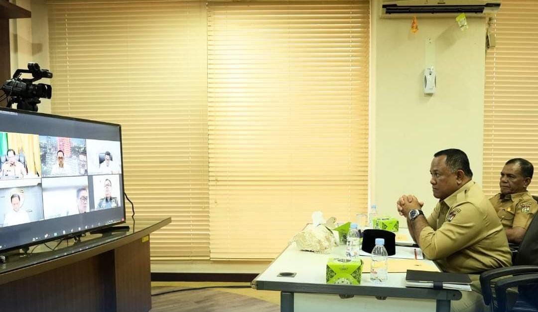Melalui Rakor Kemendagri, Pj Sekda Kampar Komitmen Untuk Mengatasi Inflasi Melalui zoom meeting, Pj Sekda ikuti rakor dari Kemendagri.