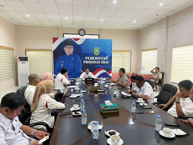 Sukses di Porwil, Gubri Dukung Para Atlit Riau Untuk Mengikuti PON 2024 Gubernur Riau (Gubri) Brigjen TNI (Purn), H Edy Natar Nasution mendukung penuh atlet Riau yang akan mengikuti Pekan Olahraga Nasional (PON) Aceh-Sumatera Utara (Sumut) pada September 2024 mendatang.