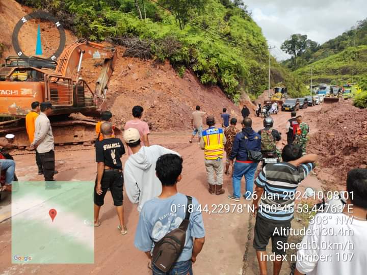 Terjadi longsor tepatnya di jalan nasional lintas Desa Tanjung Alai Kecamatan XIII Koto Kampar.