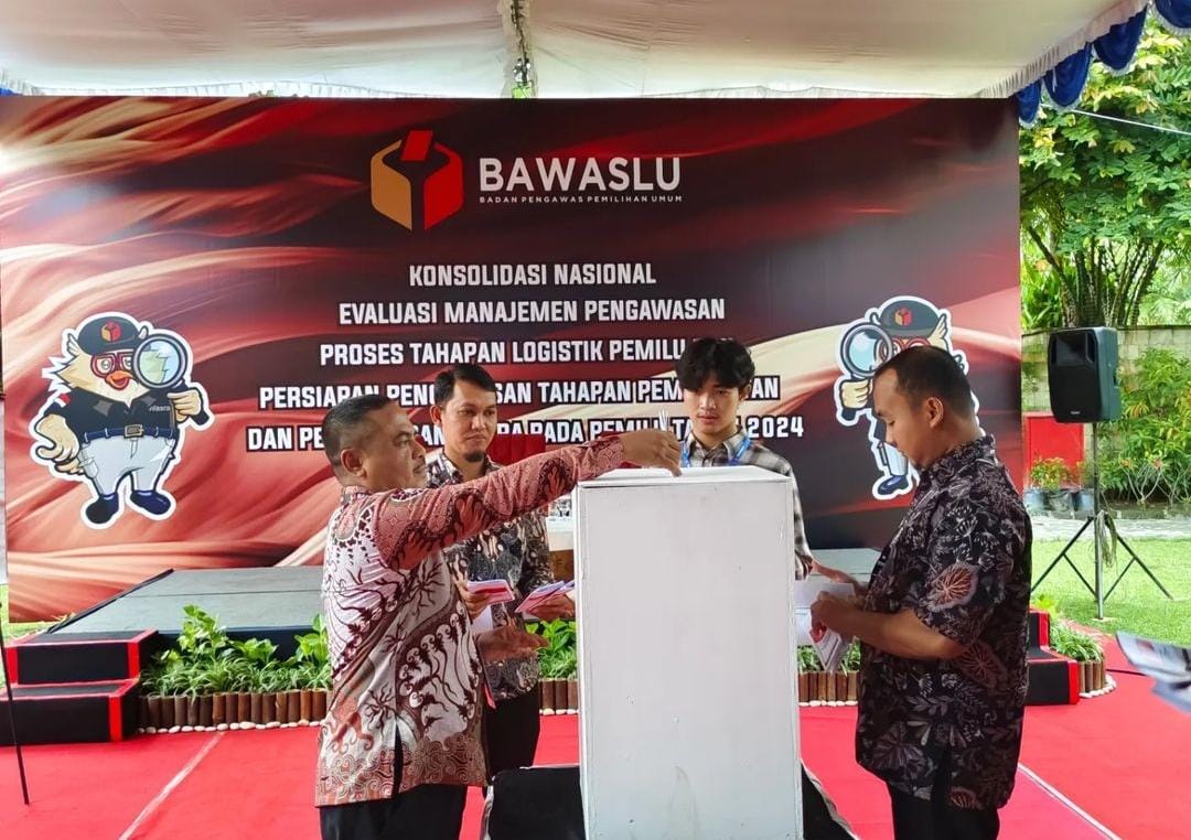 Bawaslu Ingatkan para pemilih agar tidak dibenarkan membawa Handphone saat di bilik suara TPS.