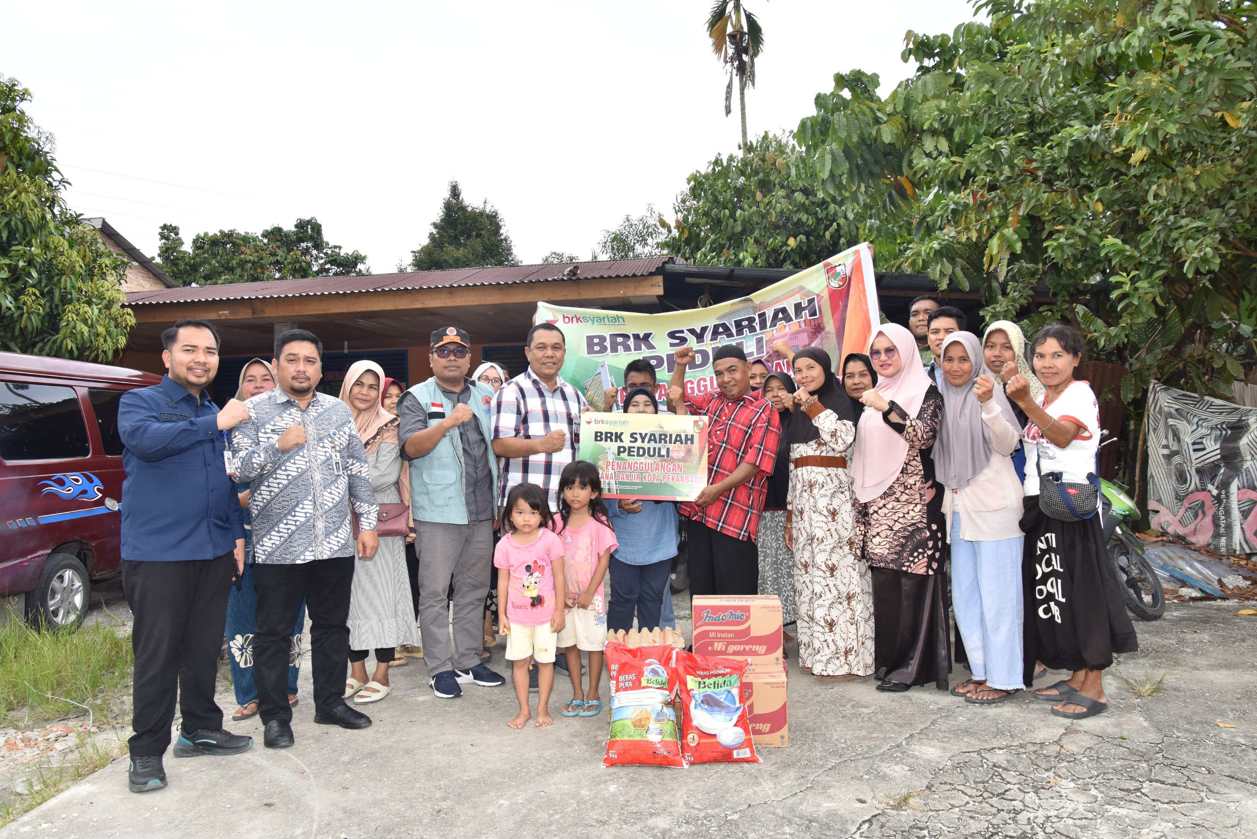 2300 KK di Rumbai Terdampak Banjir, BRK Syariah Cabang Pekanbaru Sudirman Salurkan Bantuan Sembako BRK Syariah Cabang Pekanbaru Sudirman Salurkan Bantuan Sembako Kepada masyarakat yang terendam banjir.