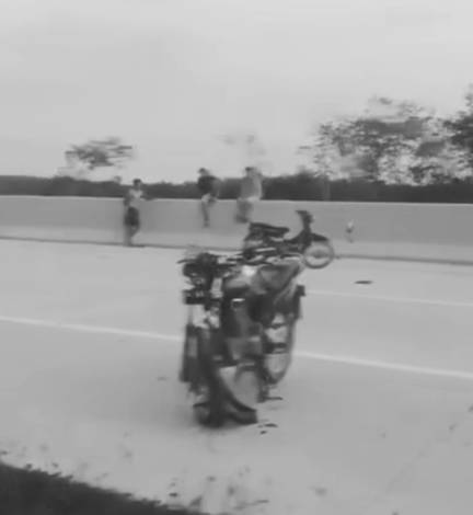 Pengendara Sepeda Motor Tewas Usai Balap Liar di Tol Bangkinang - Pangkalan Kondisi setelah kecelakaan pengendara motor usai beraksi balap liar.